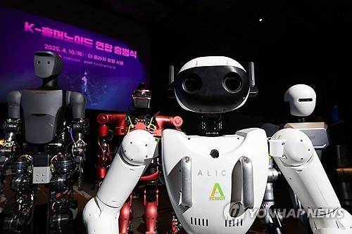 우리가 바로 K-로봇 어벤져스     (서울=연합뉴스) 임화영 기자 = 지난 4월 10일 서울 중구 플라자호텔에서 열린 K-휴머노이드 연합 출범식에 에이로봇, 레이보우로보틱스, 로브로스, 블루로빈의 휴머노이드 로봇이 전시돼있다. 2025.4.10
    hwayoung7@yna.co.kr
(끝)