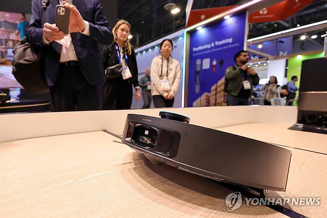 로봇청소기 계단도 올라요 [연합뉴스 자료사진] ※기사와 직접적인 연관이 없는 사진임.