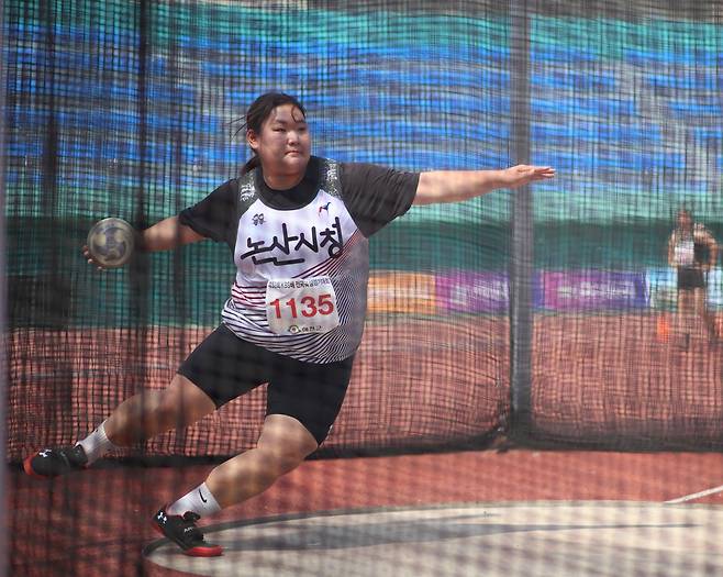 신유진, KBS배 여자 원반던지기 우승 (서울=연합뉴스) 신유진이 10일 경북 예천스타디움에서 열린 제53회 KBS배전국육상경기대회 여자 일반부 원반던지기에서 투척 동작을 하고 있다. [대한육상연맹 제공. 재판매 및 DB금지]