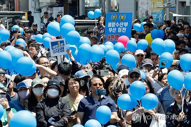 "해양수산부 부산 이전 대환영" (부산=연합뉴스) 황광모 기자 = 지난달14일 부산 부산진구 서면 젊음의 거리에서 한 지지자가 더불어민주당 이재명 대선 후보의 유세를 지켜보며 "해양수산부 부산 이전 대환영"이라고 적힌 피켓을 들고 있다. 2025.5.14 [공동취재] hkmpooh@yna.co.kr