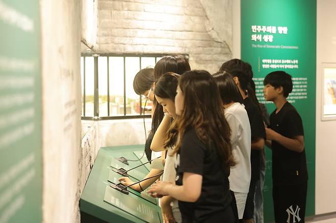 대한민국민주주의전당에서 체험 활동하는 초등학생들 [촬영 정종호]