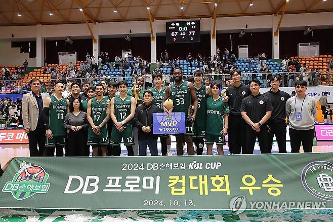 지난해 컵대회에서 우승한 원주 DB (제천=연합뉴스) 김형우 기자 = 13일 오후 충북 제천시 제천체육관에서 열린 2024 프로농구(KBL) 컵대회 결승전. 원주 DB 선수들이 수원 KT를 맞아 승리한 뒤 기념 촬영을 하고 있다. 2024.10.13 vodcast@yna.co.kr