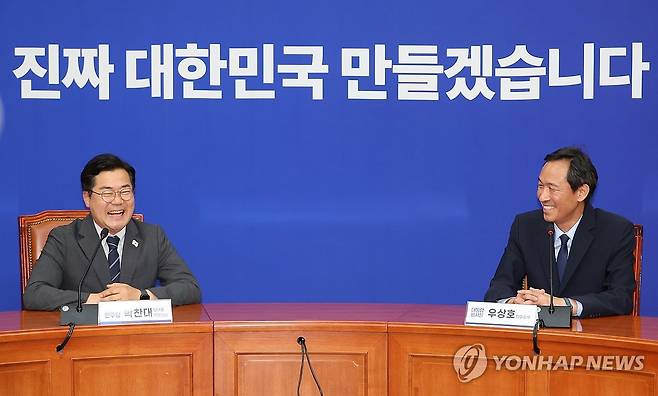 박찬대 대표 직무대행 예방한 우상호 정무수석 (서울=연합뉴스) 김주성 기자 = 더불어민주당 박찬대 대표 직무대행 겸 원내대표와 우상호 대통령실 정무수석(오른쪽)이 10일 서울 여의도 국회에서 만나 대화하고 있다. 2025.6.10 utzza@yna.co.kr