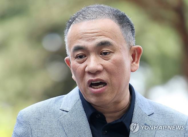 질문에 답하는 명태균 씨 (서울=연합뉴스) 김성민 기자 = '정치 브로커' 명태균 씨가 30일 윤석열 전 대통령 부부와 구(舊)여권 정치인 다수가 연루된 공천 개입·여론조사 의혹 관련 조사를 받기 위해 서초구 서울고등검찰청으로 향하며 취재진의 질문에 답변하고 있다. 2025.4.30 ksm7976@yna.co.kr