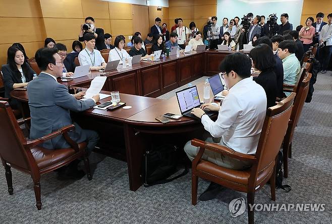 김민석 총리 후보자 기자간담회 (서울=연합뉴스) 이정훈 기자 = 김민석 국무총리 후보자가 10일 서울 종로구 통의동 청문회 준비단 사무실에서 기자간담회를 하고 있다. 2025.6.10 uwg806@yna.co.kr
