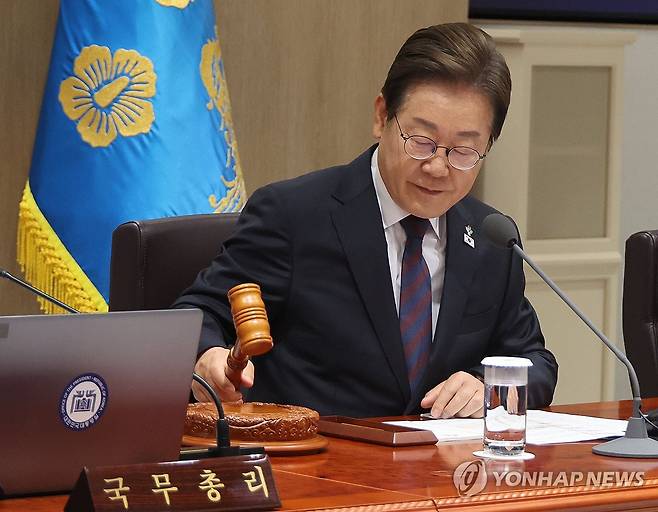 이재명 대통령 국무회의 주재 (서울=연합뉴스) 한상균 기자 = 이재명 대통령이 10일 서울 용산 대통령실에서 국무회의를 주재하며 의사봉을 두드리고 있다. 2025.6.10 xyz@yna.co.kr