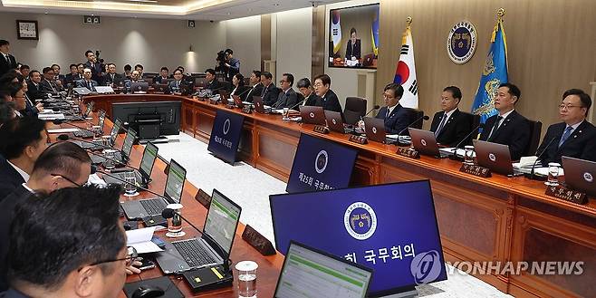 이재명 대통령, 국무회의 주재 (서울=연합뉴스) 한상균 기자 = 이재명 대통령이 10일 서울 용산 대통령실에서 국무회의를 하고 있다. 2025.6.10 xyz@yna.co.kr