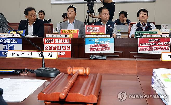 최저임금위, '엇갈림' (세종=연합뉴스) 배재만 기자 = 최저임금위원회 사용자위원인 이명로 중소기업중앙회 인력정책본부장(왼쪽부터), 류기정 한국경영자총협회 전무, 근로자위원인 정문주 한국노총 중앙연구원장, 이미선 민주노총 부위원장이 10일 정부세종청사에서 열린 최저임금위원회 제4차 전원회의에서 나란히 자리하고 있다. 2025.6.10 scoop@yna.co.kr