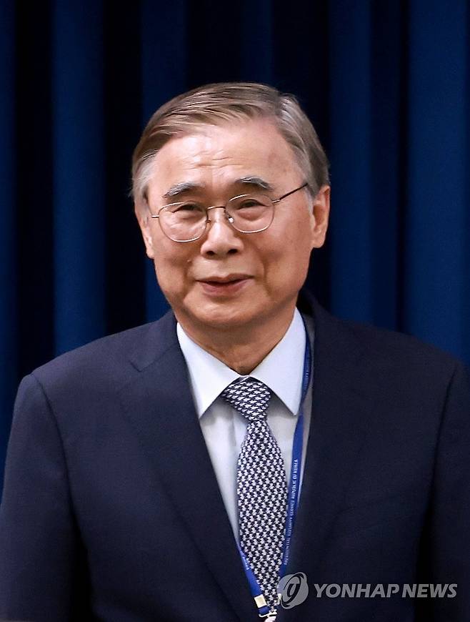 이재명 대통령, 이종석 국가정보원장 후보자 지명 (서울=연합뉴스) 홍해인 기자 = 4일 서울 용산 대통령실 청사에서 열린 이재명 정부 첫 인사브리핑에서 이종석 신임 국가정보원장 후보자가 소개되고 있다. 2025.6.4 hihong@yna.co.kr