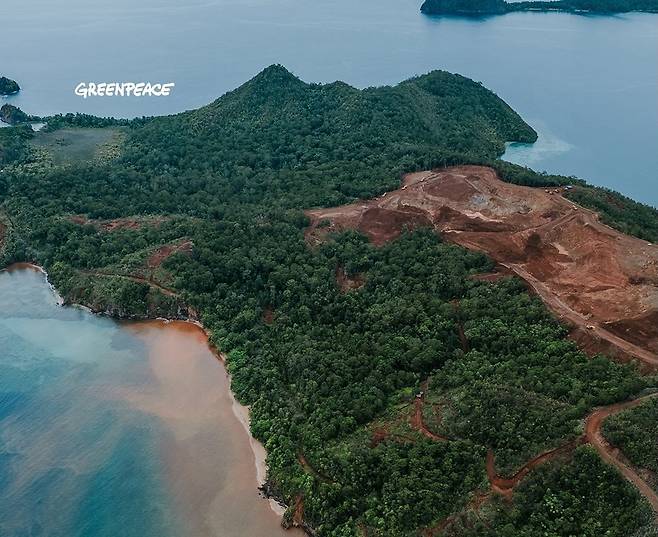 인니 파푸아 해양관광지 니켈 채굴로 생태계 위협 인도네시아 서파푸아주의 세계적 해양 관광지인 라자암팟 군도가 니켈 채굴로 파헤쳐진 모습.
[그린피스 인도네시아 페이스북 캡처. 재판매 및 DB 금지]