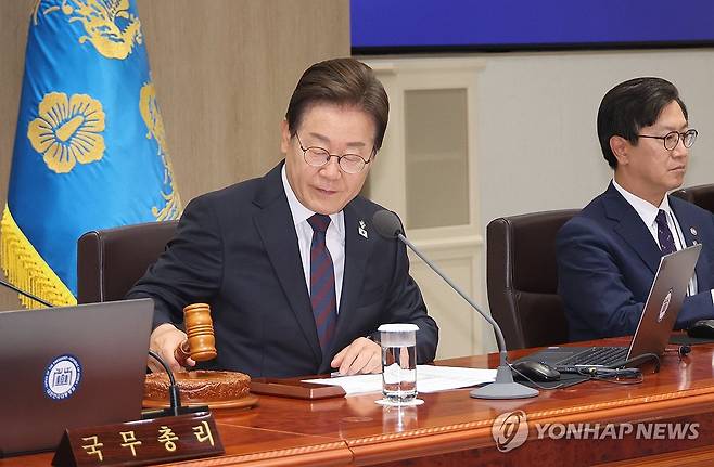 이재명 대통령 국무회의 주재 (서울=연합뉴스) 한상균 기자 = 이재명 대통령이 10일 서울 용산 대통령실에서 국무회의를 주재하며 의사봉을 두드리고 있다. 2025.6.10 xyz@yna.co.kr