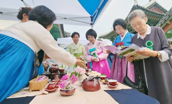 지난해 5월 열린 전국 차인 큰잔치 행사에서 ‘차 음식 경연대회’ 심사가 진행되고 있다. /가천문화재단 제공