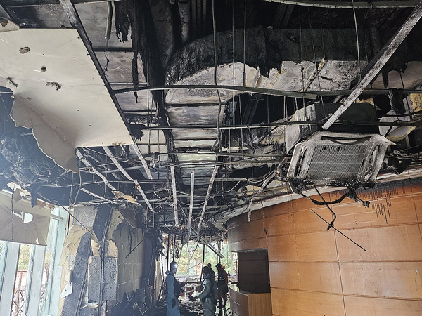 10일 서울 종로구 조계사 옆 한국불교역사문화기념관 국제회의장에서 발생한 화재로 건물 내부 천장이 검게 그을러 있다. 2025.6.10 /연합뉴스