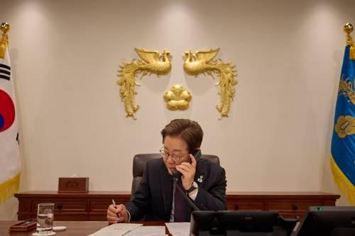 이재명 대통령이 국익 중심의 실용적 외교 노선에 집중하고 있다. 사진은 지난 10일 서울 용산 대통령실에서 시진핑 중국 국가주석과 전화 통화를 하고 있는 이재명 대통령의 모습. 2025.6.10 /연합뉴스