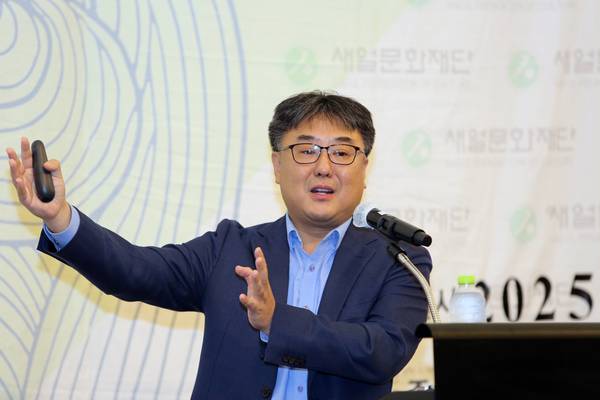 하남석 서울시립대 중국어문화학과 교수가 11일 인천 송도국제도시 쉐라톤 그랜드 인천호텔에서 열린 제456회 새얼아침대화에서 ‘한중 청년세대와 혐중문제’를 주제로 강연하고 있다. /새얼문화재단 제공