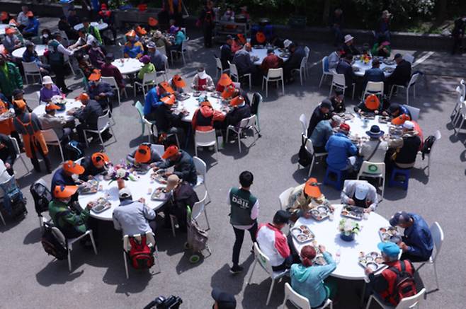 ▲&nbsp;어버이날인 5월 8일 서울 동대문구 밥퍼운동본부 앞마당에서 다일공동체 주최로 열린 어버이날 효도잔치에서 어르신들이 점심식사를 하고 있다./연합뉴스