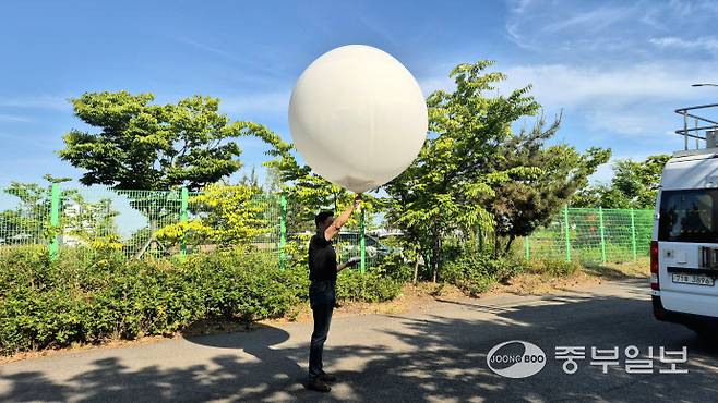 11일 오후 인천광역시 연수구 송도동 인천환경공단 송도사업소에서 수도권기상청 관계자가 고층 기상 관측 장비인 '라디오존데'를 띄우고 있다. 강현수기자