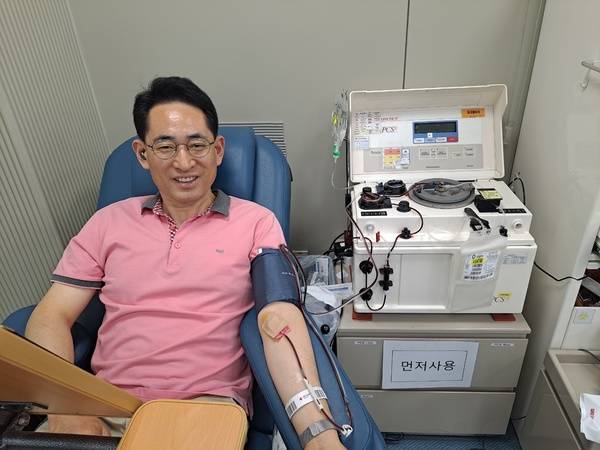 ▲ 28년간 109회의 헌혈로 생명 나눔을 실천한 우익원 괴산군 정원산림과장. 괴산군 제공