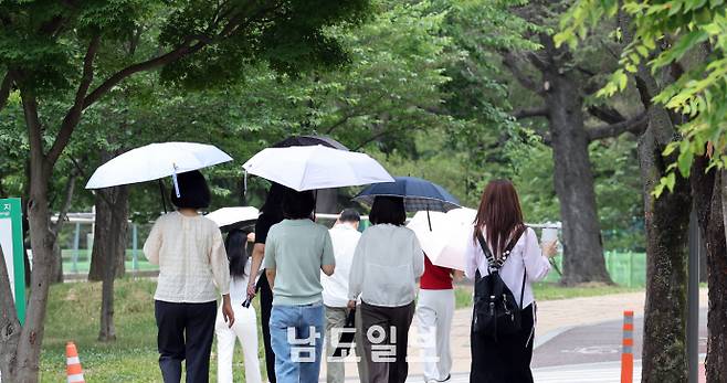 양산 쓰고 산책무더위가 이어진 10일 광주광역시 북구 용봉동 전남대학교에서 시민들이 양산을 쓰고 산책을 하고 있다. /임문철 기자 35mm@namdonews.com