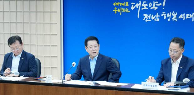 김영록 전남지사가 11일 도청 서재필실에서 도정 주요 현안회의를 주재하고 있다.<전남도제공>