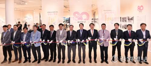 강원일보 창간 80주년 기념 강원의 역사전 개막식이 11일 춘천문화예술회관 전시장에서 성황리에 열렸다. 개막식에 참여한 김진태 강원자치도지사, 한기호·이철규 국회의원, 신경호 도 교육감, 박진오 강원일보사장, 김진호 춘천시의장, 정재연 강원대총장, 현준태 춘천부시장, 최윤 강원민주재단이사장, 최용주 강일언론인회장, 박종훈 춘천문화재단 이사장 등 참석자들이 개막테이프를 자르고 있다. 박승선기자