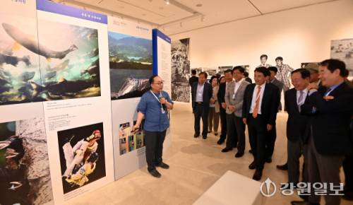 강원일보 창간 80주년 기념 강원의 역사전 개막식이 11일 춘천문화예술회관 전시장에서 성황리에 열렸다. 개막식에 참여한 김진태 강원자치도지사, 신경호 도 교육감, 한기호·이철규 국회의원, 박진오 강원일보사장, 김진호 춘천시의장, 정재연 강원대총장, 최용주 강일언론인회장 등 참석자들이 강원일보의 80년간 강원도 역사의 기록을 담은 전시물들을 관람하고 있다. 박승선기자