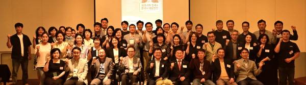 경남매일 CEO아카데미 제8기 원우 등이 강의가 끝난 후 단체 기념사진을 찍고 있다. / 장영환 기자