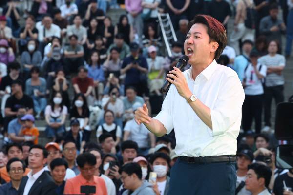 개혁신당 이준석 대선후보가 1일 저녁 서울역 앞 광장에서 유권자들에게 지지를 호소하고 있다. 연합