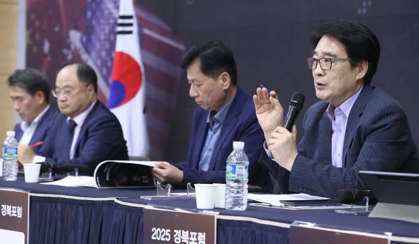 임한순 경일대학교 특임교수가 11일 오후 구미시 IT의료융합기술센터에서 열린 2025 경북포럼 '트럼프 2.0 시대, 국제경제질서 변동과 대응전략' 에서 패널토론을 벌이고 있다. 정훈진 기자 jhj131@kyongbuk.com