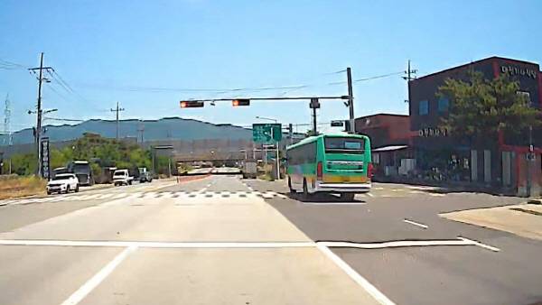 경주시 건천읍 건천IC 인근 도로를 운행하는 한 시내버스가 적색 신호이지만, 이를 무시한 채 달리고 있다. 독자제공