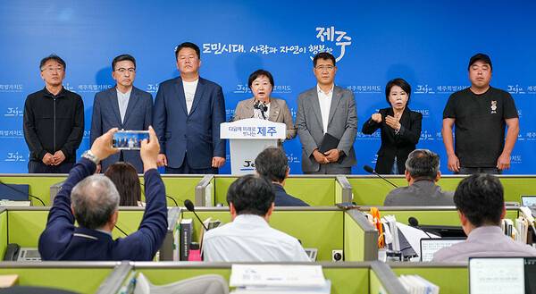 강애숙 제주도 기후환경국장과 김병수 동복리장이 11일 제주도청 기자실에서 합의문을 발표하고 있다. ⓒ헤드라인제주