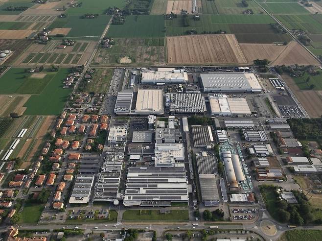 람보르기니가 이탈라이아 볼로냐 본사 생산시설 탄소 중립 10주년을 맞아 지속 가능한 글로벌 브랜드 입지를 굳건히 다졌다. 사진=람보르기니