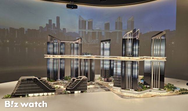 HDC현대산업개발이 용산정비창 전면1구역에 제안한 '더 라인 330' 모형도/사진=김미리내 기자