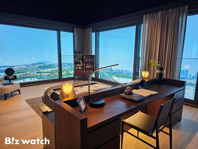 HDC현대산업개발이 용산정비창 전면1구역에 제안한 '더 라인 330'의 고층 거실의 한강 조망 모습/사진=김미리내 기자