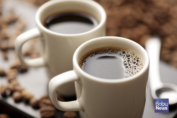 커피를 하루 4잔 이상 마시면 노년기의 노쇠(frailty) 위험을 낮출 수 있다는 연구결과가 나왔다. ⓒ베이비뉴스