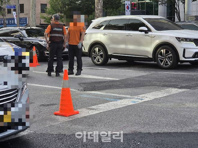 11일 오후 서울 강남구 대치동 강남경찰서사거리 도로에 깊이 1m, 폭 30㎝ 규모의 땅 꺼짐(싱크홀)이 발생해 당국이 도로를 통제하고 있다. (사진=성가현 수습기자)