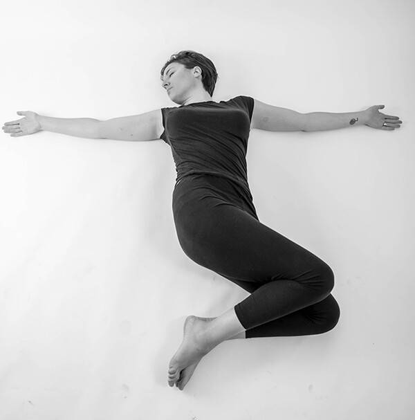 누운 비틀기 자세는 간단한 동작으로 장운동을 촉진할 수 있다┃출처: 게티이미지코리아