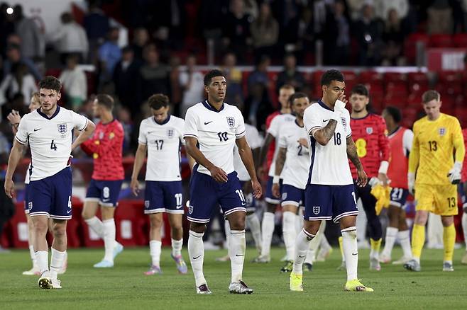11일 세네갈과 친선 경기에서 역전패를 당한 뒤 허탈해 하는 잉글랜드 선수들
