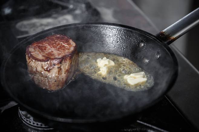 몸 냄새가 심하면 동물성 지방이 많은 육류 등을 줄이는 것도 도움이 될 수 있다. [사진= 게티이미지뱅크]