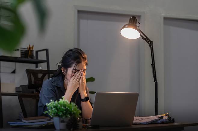 머리에 안개가 낀 듯한 브레인 포그 증상이 지속되면 치매 발생 위험이 높아진다. [사진=게티이미지뱅크]