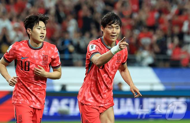 10일 오후 서울 마포구 상암동 서울월드컵경기장에서 열린 2026 국제축구연맹(FIFA) 북중미 월드컵 아시아 3차 예선 B조 10차전 대한민국과 쿠웨이트의 경기, 대한민국 오현규가 후반 팀의 세 번째 골을 넣은 뒤 환호하고 있다. 왼쪽은 두번째 골의 주인공 이강인. 2025.6.10/뉴스1 ⓒ News1 김진환 기자