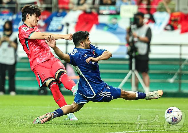 10일 오후 서울 마포구 상암동 서울월드컵경기장에서 열린 2026 국제축구연맹(FIFA) 북중미 월드컵 아시아 3차 예선 B조 10차전 대한민국과 쿠웨이트의 경기, 대한민국 배준호가 슛을 시도하고 있다. 2025.6.10/뉴스1 ⓒ News1 김도우 기자