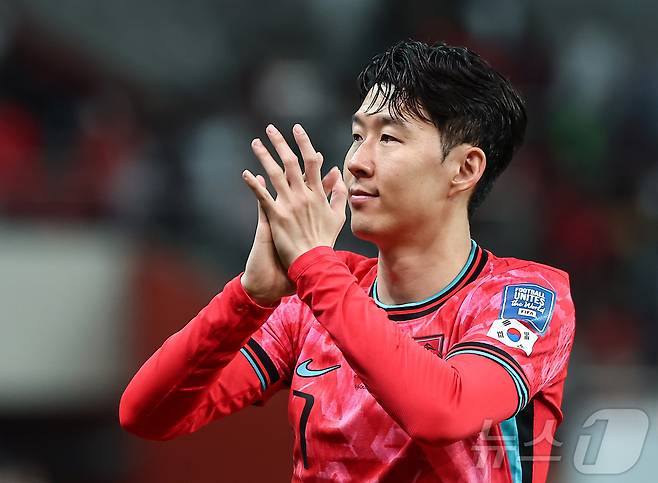 손흥민이 10일 오후 서울 마포구 상암동 서울월드컵경기장에서 열린 2026 국제축구연맹(FIFA) 북중미 월드컵 아시아 3차 예선 B조 10차전 대한민국과 쿠웨이트의 경기 4대0 승리 후 관중에게 인사하고 있다. 2025.6.10/뉴스1 ⓒ News1 김도우 기자