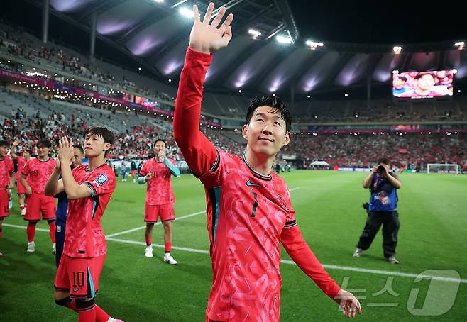 대한민국 축구 국가대표팀 손흥민을 비롯한 선수들이 10일 서울월드컵경기장에서 쿠웨이트와의 2026 북중미 월드컵 아시아 3차 예선 최종전에서 승리한 뒤 열린 11회 연속 월드컵 본선 진출 축하 행사에서 팬들에게 인사하고 있다.2025.6.10/뉴스1 ⓒ News1 김진환 기자