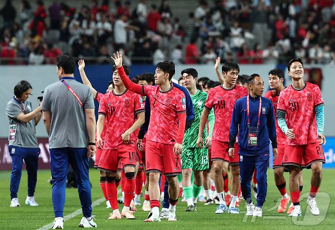 대한민국 축구대표팀 선수들이 10일 오후 서울 마포구 상암동 서울월드컵경기장에서 열린 2026 국제축구연맹(FIFA) 북중미 월드컵 아시아 3차 예선 B조 10차전 대한민국과 쿠웨이트의 경기 4대0 승리 후 관중에게 인사하고 있다. 2025.6.10/뉴스1 ⓒ News1 김도우 기자