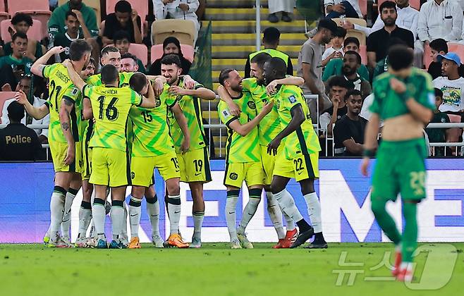 호주가 11일(한국시간) 열린 2026 북중미 월드컵 아시아 3차 예선 C조 최종전에서 사우디아라비아에 2-1로 역전승했다. 이로써 호주는 2006년 독일 대회부터 6회 연속 월드컵 본선 진출에 성공했다. ⓒ 로이터=뉴스1