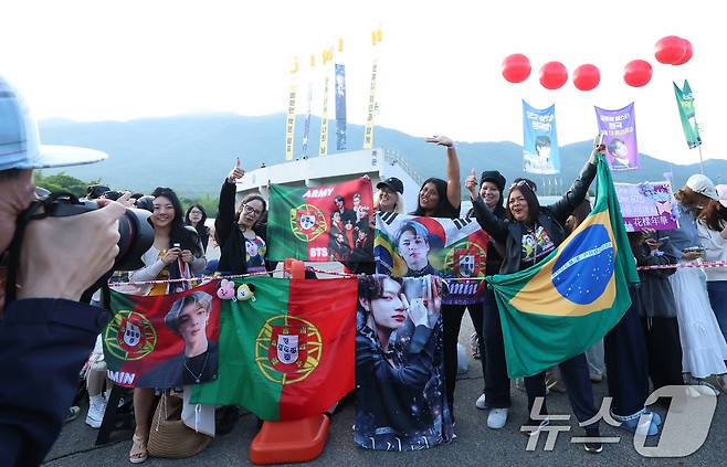 방탄소년단(BTS)의 지민과 정국이 제대하는 11일 오전 경기도 연천군 연천공설운동장에 아미(방탄소년단 팬덤명)들이 현수막을 들고 두 사람을 응원하고 있다. ⓒ News1 권현진 기자