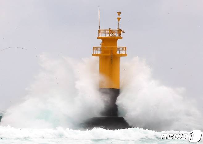 제주 서귀포시 남원읍 앞바다에 거센 파도가 치는 모습. ⓒ News1 오현지 기자