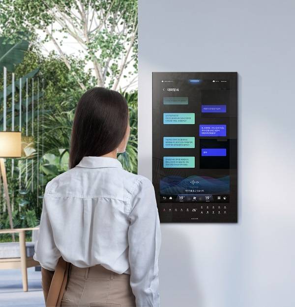코콤의 대화형 AI월패드 시연 장면 / 사진=코콤 제공
