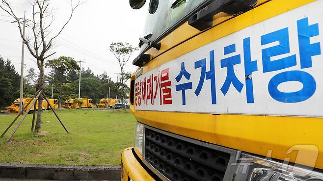 8일 오전 제주시 구좌읍 동복리 제주환경자원순환센터 진입로에 가연성 쓰레기를 실은 수거차량들이 줄지어 서 있다. 2025.6.8/뉴스1 ⓒ News1 오미란 기자